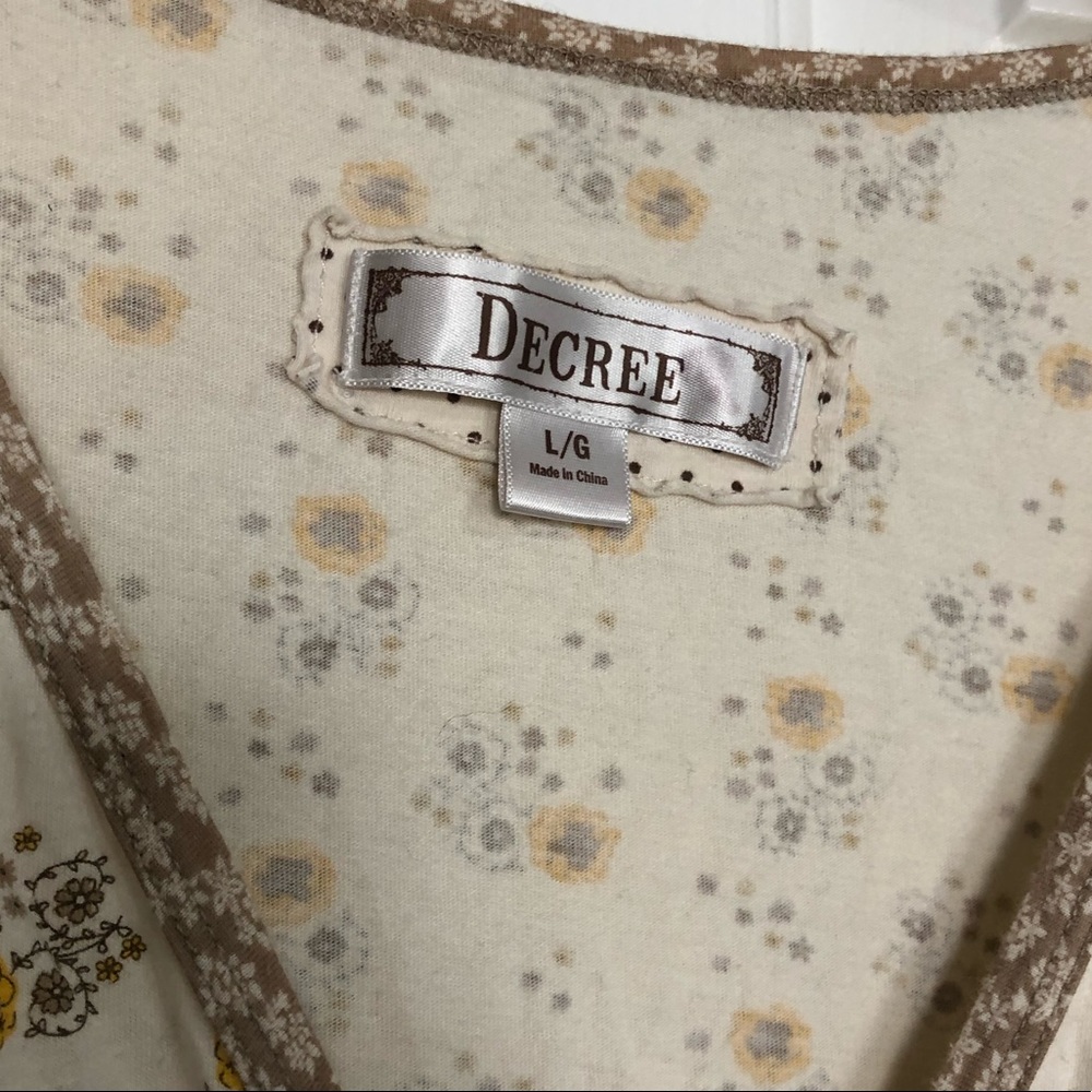 ⭕️DONATED 1/14/20 Floral v-neck top - Picture 4 of 8